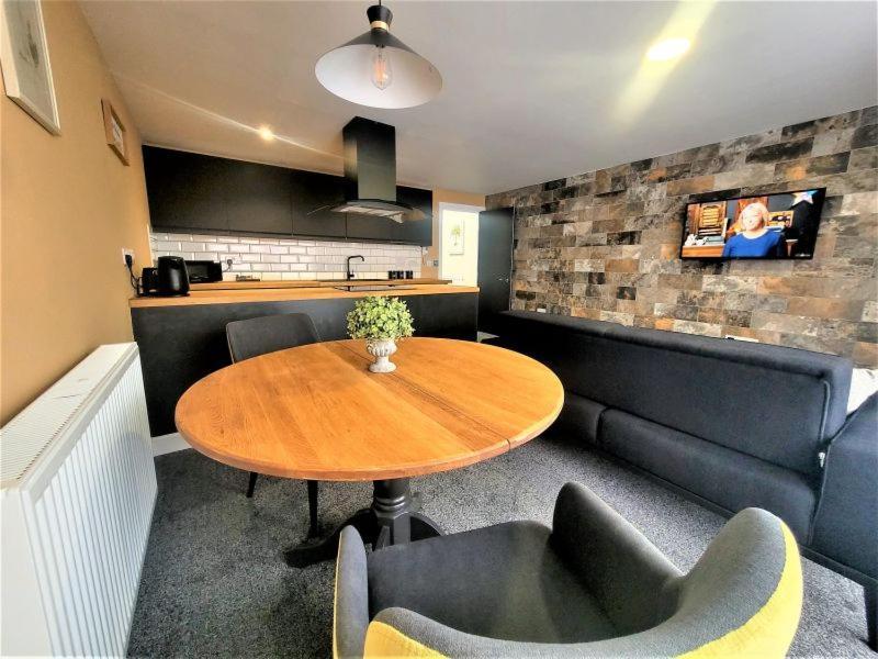 Apartment Friary House Serviced By Roomsbooked - 24hr Reception *